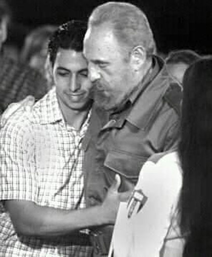 Fidel con Leonardo Montiel, el alumno más integral de la primera graduación de la EIA. Fidel con Leonardo Montiel, el alumno más integral de la primera graduación de la EIA.