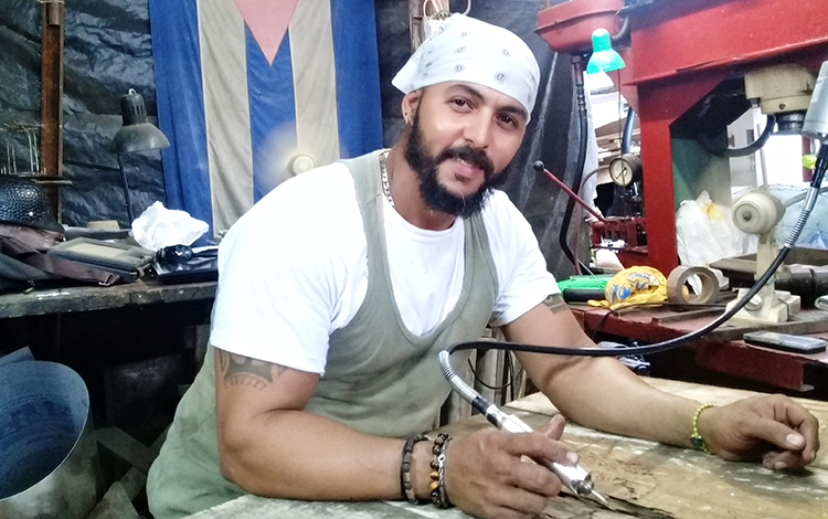Leonardo Montiel, artista de la plástica en Villa Clara. Leonardo Montiel, artista de la plástica en Villa Clara.