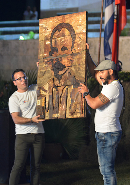 Leonardo Montiel, instructor de arte y artista de la plástica, obsequia una obra a la Brigada José Martí. Leonardo Montiel, instructor de arte y artista de la plástica, obsequia una obra a la Brigada José Martí.