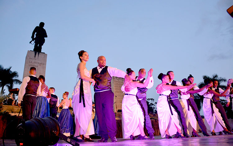 Grupo danzario Los Soles, en el acto por el aniversario 15 de la Brigada José Martí de instructores de arte. Grupo danzario Los Soles, en el acto por el aniversario 15 de la Brigada José Martí de instructores de arte.