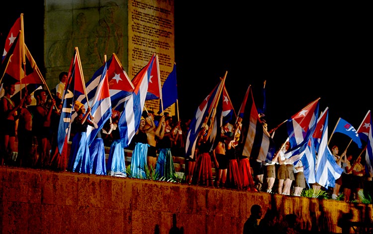 Cierre de la gala por el aniversario 15 de la Brigada José Martí de instructores de arte. Cierre de la gala por el aniversario 15 de la Brigada José Martí de instructores de arte.
