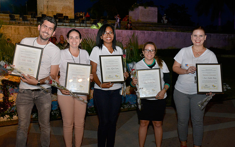 Entrega de la Distinción 15 Aniversario de la Brigada José Martí de instructores de arte. Entrega de la Distinción 15 Aniversario de la Brigada José Martí de instructores de arte.