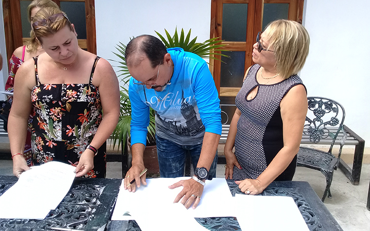El arquitecto Guillermo Jesús Pérez Alonso, especialista del Centro de Patrimonio Cultural, firmó el convenio de colaboración entre su entidad y el FCBC de Villa Clara. (Foto: Francisnet Díaz Rondón) El arquitecto Guillermo Jesús Pérez Alonso, especialista del Centro de Patrimonio Cultural, firmó el convenio de colaboración entre su entidad y el FCBC de Villa Clara. (Foto: Francisnet Díaz Rondón)