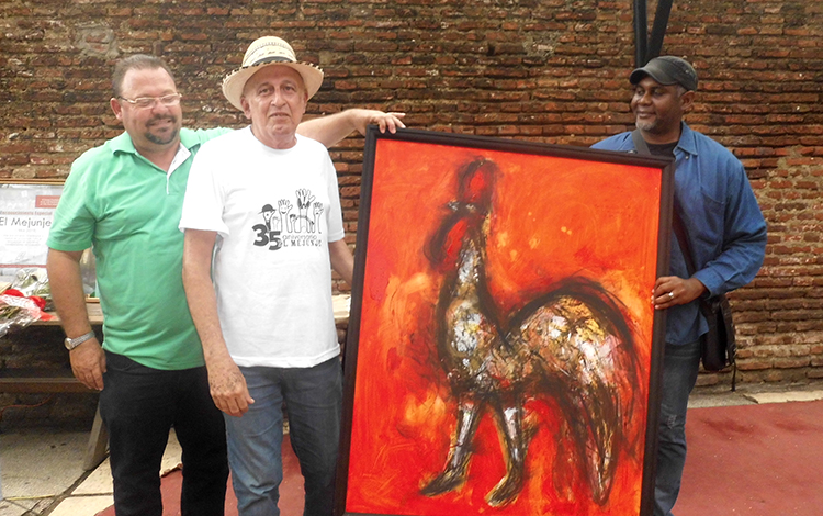 Pintor Amí­lkar Chacón obsequia cuadro a Ramón Silverio, director de El Mejunje.