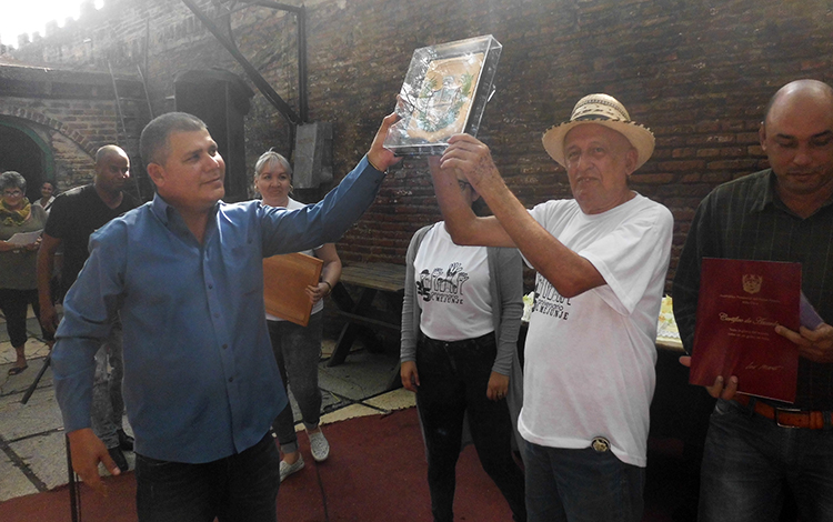 Gobierno de Villa Clara entrega reconocimiento al Centro Cultural El Mejunje.