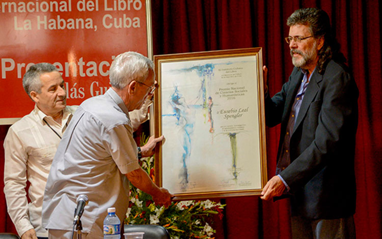 Eusebio Leal recibe Premio Nacional de Ciencias Sociales, de manos del ministro de Cultura de Cuba, Abel Prieto.
