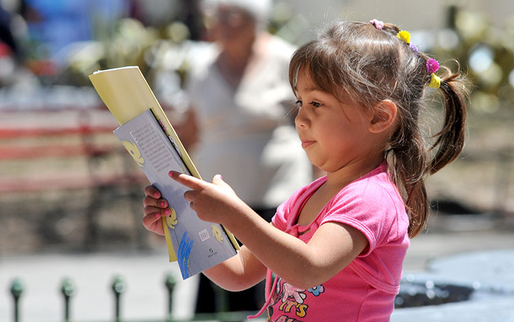Niña con libros en Santa Clara.