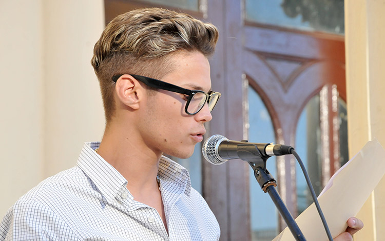 El joven Ernesto Delgado leyó las palabras de Sergio García Zamora, Presidente de Honor de la 26 Feria del Libro en Villa Clara. El joven Ernesto Delgado leyó las palabras de Sergio García Zamora, Presidente de Honor de la 26 Feria del Libro en Villa Clara.
