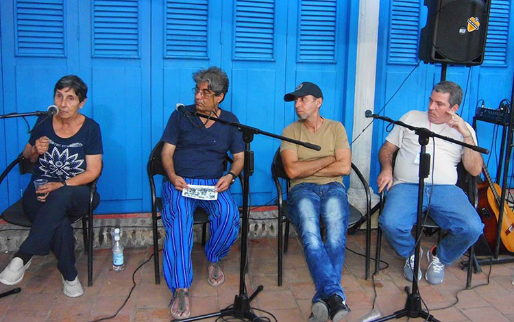Poetisa Lina de Feria y otros invitados a la tertulia La Hora de la Verdad.