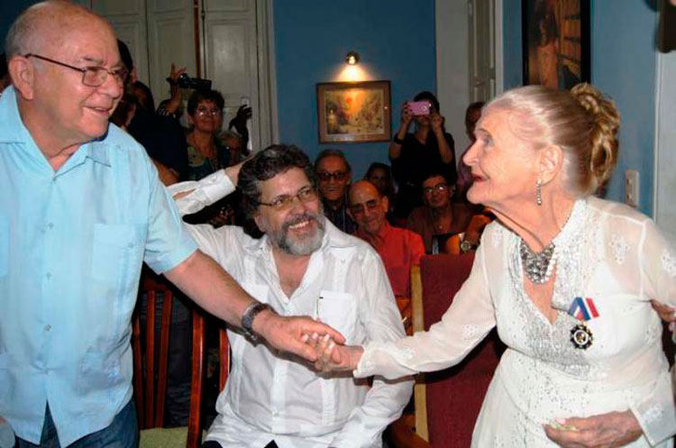 Miguel Barnet y Carilda Oliver Labra en el cumpleaños 95 de la poetisa.