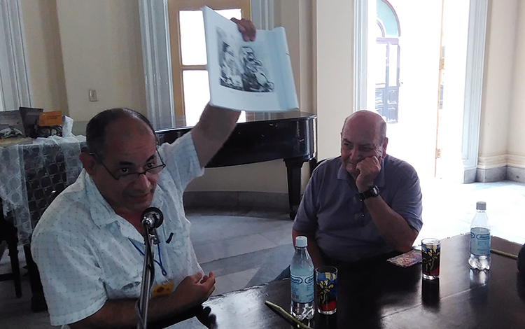Escritor Yamil Díaz Gómez presenta el libro A-tendiendo personalidades, de Pedro y Janler Méndez. Escritor Yamil Díaz Gómez presenta el libro A-tendiendo personalidades, de Pedro y Janler Méndez.