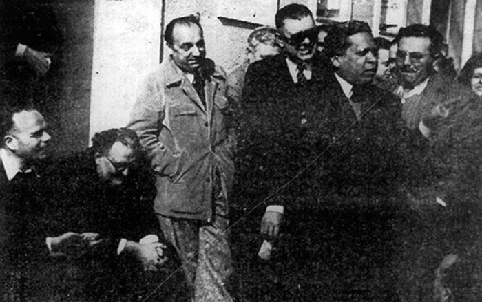Nicolás Guillén, Pablo Neruda y otros intelectuales, en Argentina en 1947. Nicolás Guillén, Pablo Neruda y otros intelectuales, en Argentina en 1947.