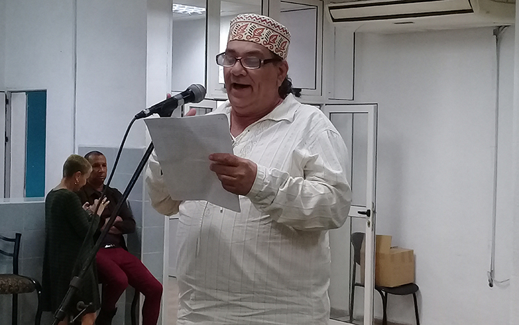 Escritor Arístides Vega Chapú presenta el número 78 de la revista Signos. Escritor Arístides Vega Chapú presenta el número 78 de la revista Signos.