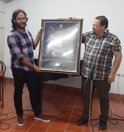 Serguey Pérez, director de Cultura en Villa Clara, entrega reconcimiento a José Ernesto Nováez Guerrero, nuevo director de Signos. Serguey Pérez, director de Cultura en Villa Clara, entrega reconcimiento a José Ernesto Nováez Guerrero, nuevo director de Signos.