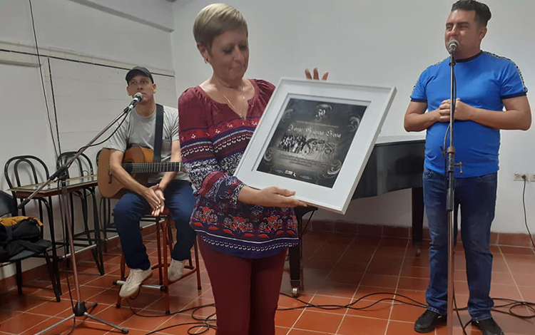 Entrega de reconocimiento a Jorge García Sosa, recibido por María Elena Díaz. Entrega de reconocimiento a Jorge García Sosa, recibido por María Elena Díaz.