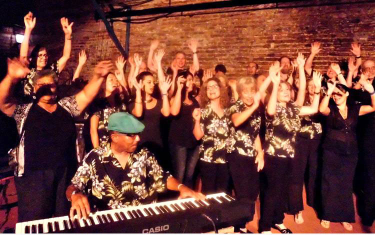 Coro de Paz de Seattle junto al Coro Provincial de Villa Clara, en Centro Cultural El Mejunje.
