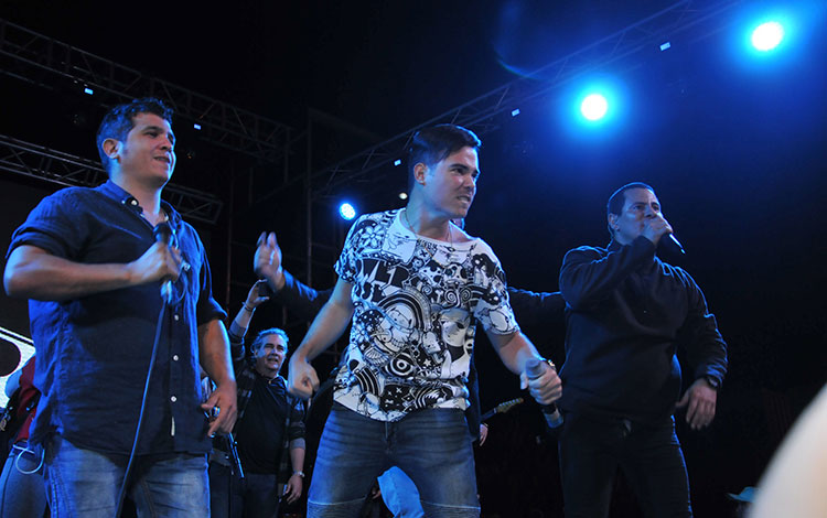Cantante Duani Ramos junto a dúo Buena Fe.