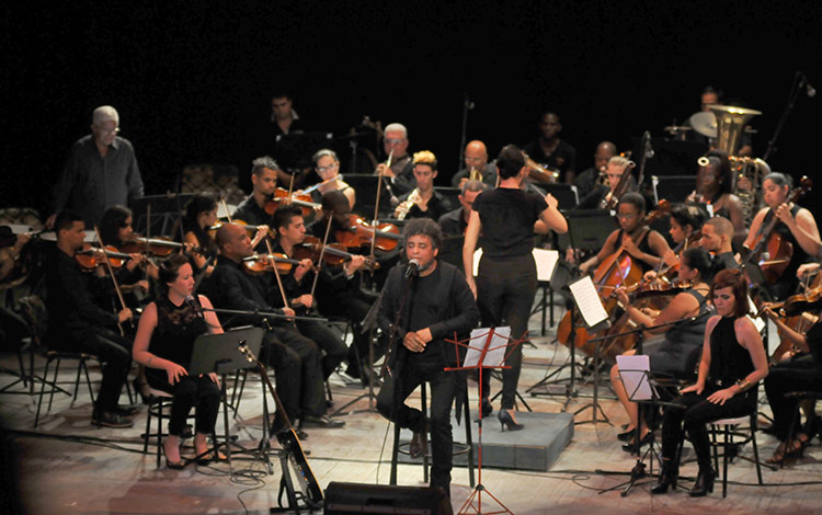 Polito Ibáñez y la Orquesta Sinfónica de Villa Clara, concierto en el teatro La Caridad, de Santa Clara.