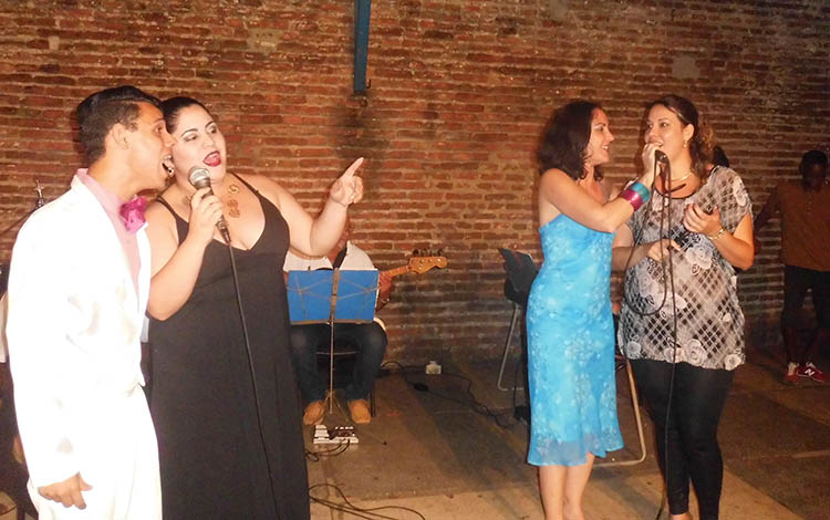 Cantantes villaclareños en El Mejunje.