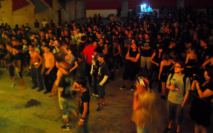 Roqueros durante un concierto. Roqueros durante un concierto.