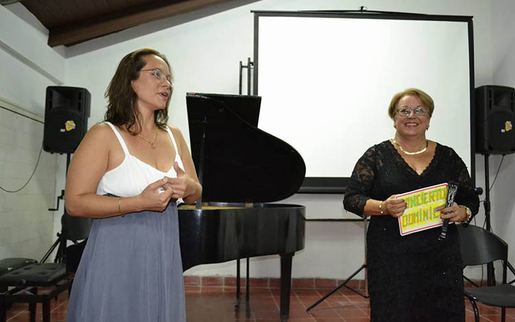 La profesora Isabel Díaz de la Torre junto a la pianista concertista Ania Castillo, en una edicion de la peña Concierto dominical, que la reconocida docente realiza en la Uneac hace veinte años. (Foto: Cortesía de la entrevistada).
