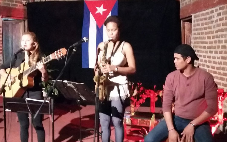 Yudi Herrera Hernández interpreta canciones de Teresita Fernández, en homenaje en El Mejunje.