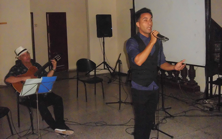 Cantante Luis Alex.