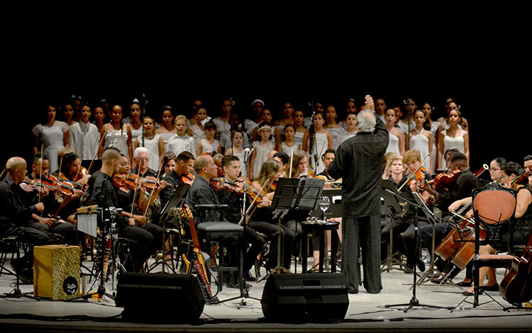 Cantoría infantil de Villa Clara en concierto de Liuba María Hevia. Cantoría infantil de Villa Clara en concierto de Liuba María Hevia.