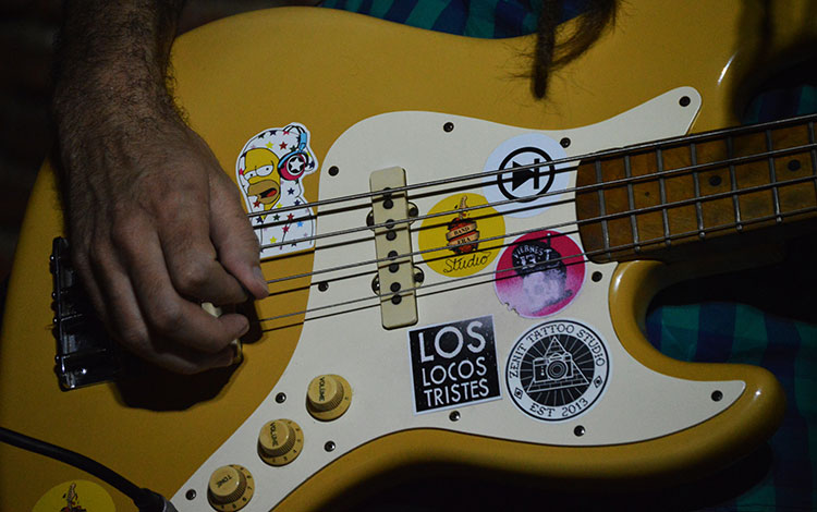 Guitarra del grupo Los locos tristes. Guitarra del grupo Los locos tristes.
