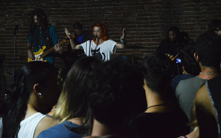 Concierto de la banda Los locos tristes, en El Mejunje.