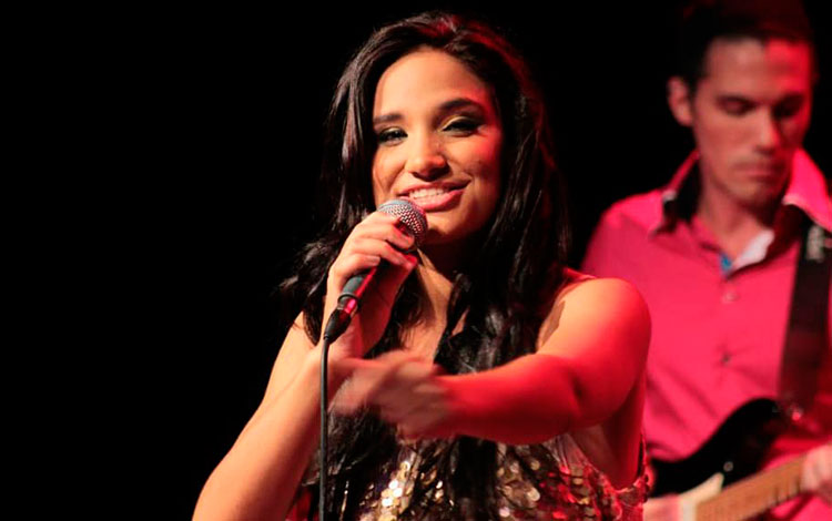Cantante Annie Garcés. Cantante Annie Garcés.