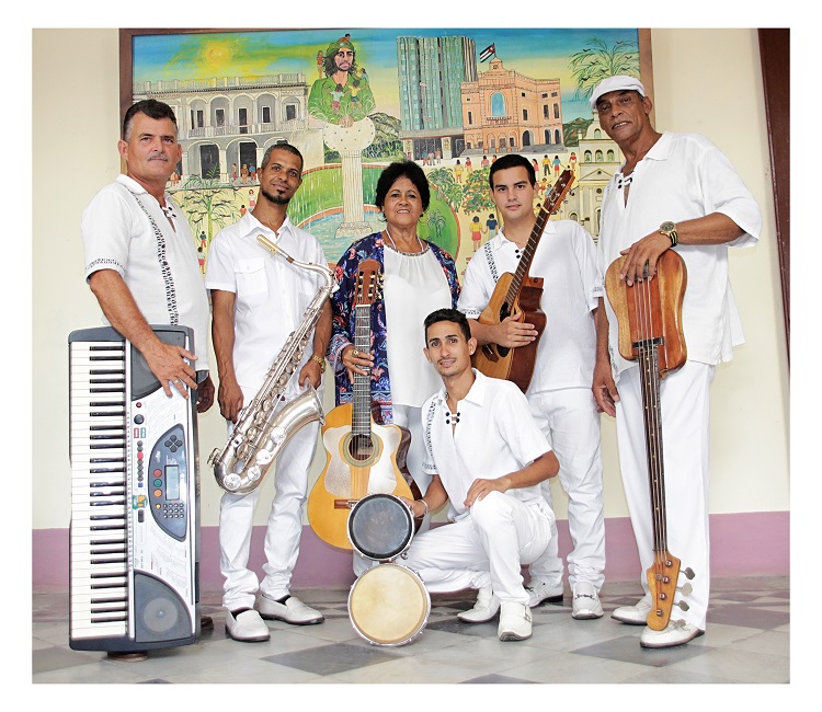 Héctor Méndez junto a Anet Carranza Héctor Méndez junto a Anet Carranza