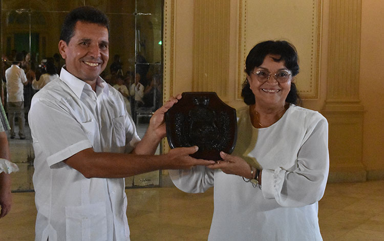 Digna Guerra, directora del Coro Nacional de Cuba, recibió el Escudo de la Ciudad de Santa Clara. Digna Guerra, directora del Coro Nacional de Cuba, recibió el Escudo de la Ciudad de Santa Clara.