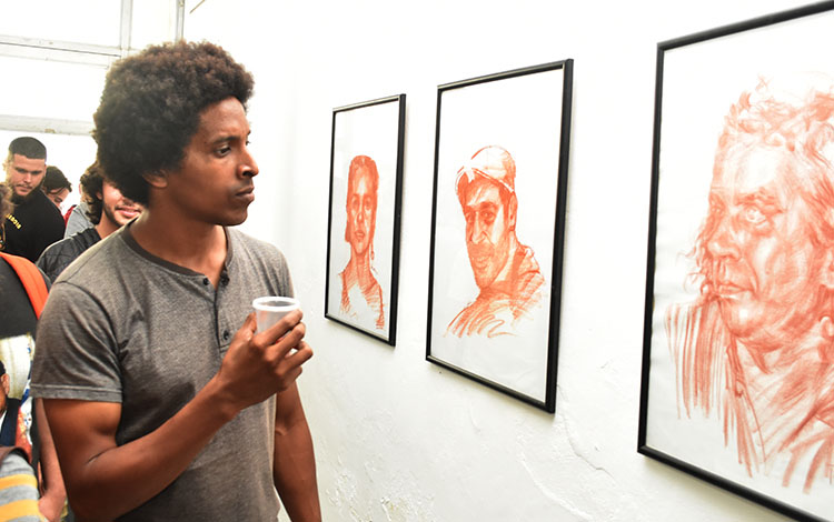 Exposición de dibujos en el festival de la trova Longina.