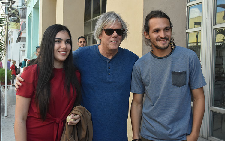 Virulo junto a los jóvenes artistas de la plástica Stephanie Rivero e Irolando Gattorno. Virulo junto a los jóvenes artistas de la plástica Stephanie Rivero e Irolando Gattorno.