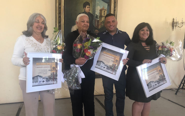 Reconocimiento a exdirectoras del Museo Provincial de Villa Clara. Reconocimiento a exdirectoras del Museo Provincial de Villa Clara.