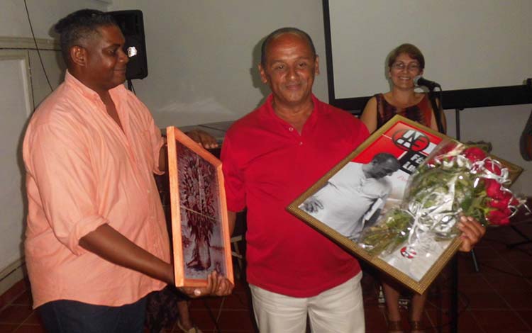 Caricaturista Adalberto Linares recibe reconocimiento de la Uneac en Villa Clara.