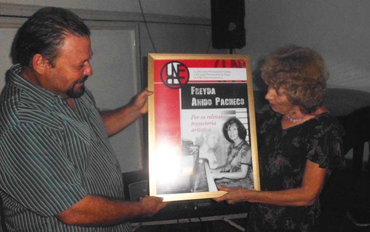 Pianista Freyda Anido recibe reconocimiento de la Uneac.