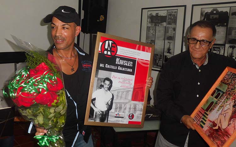Acto y locutor Kiusler Castillo recibe reconocimiento de la Uneac en Villa Clara.