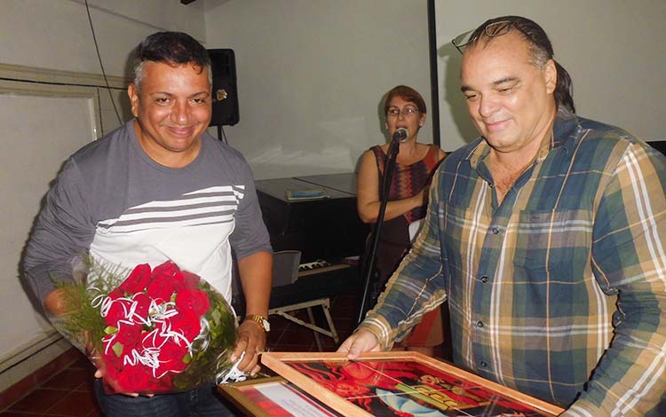 Escritor Luis Manuel Pérez Boitel recibe reconocimiento de la Uneac en Villa Clara.