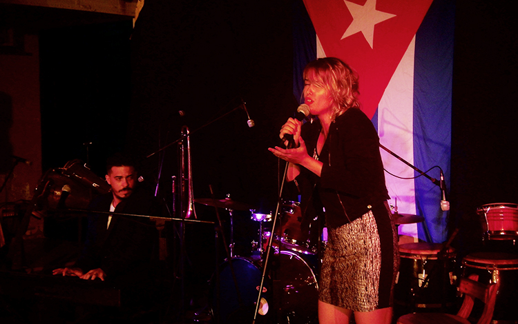 Cantante Sheyla Ramos en homenaje de la Uneac de Villa Clara a artistas y escritores.