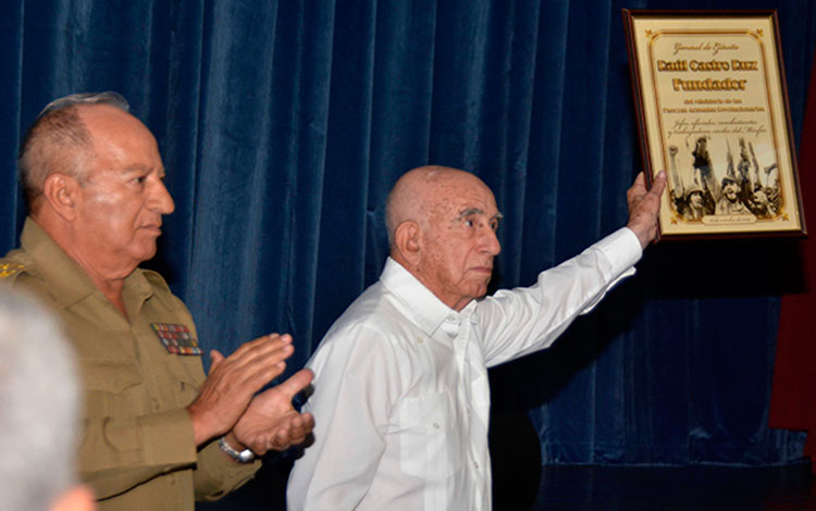 José Ramón Machado Ventura recibe diploma de recnocimiento para Raúl Castri Ruz, por ser fundador del Ministerio de las Fuerzas Armadas Revolucionarias, José Ramón Machado Ventura recibe diploma de recnocimiento para Raúl Castri Ruz, por ser fundador del Ministerio de las Fuerzas Armadas Revolucionarias,