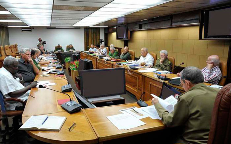 Preside Raúl Castro reunión de análisis sobre afectaciones y recuperación tras huracán Irma.