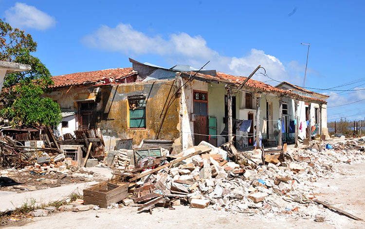 Derrumbe en vivienda de Caibarién tras paso del huracán Irma por Cuba.