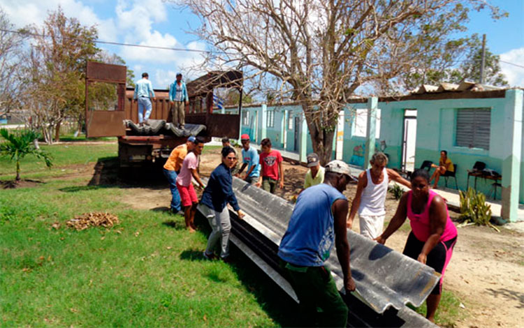 Labores de recuperación en la escuela Carlos Manuel Casanova, en La Panchita.