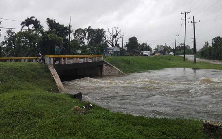 Río Crecido por intensas lluvias en Villa Clara