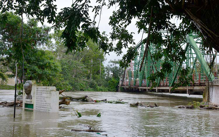 Puente El Triunfo sobre el río Sagua la Grande después de las intensas lluvias en Villa Clara.