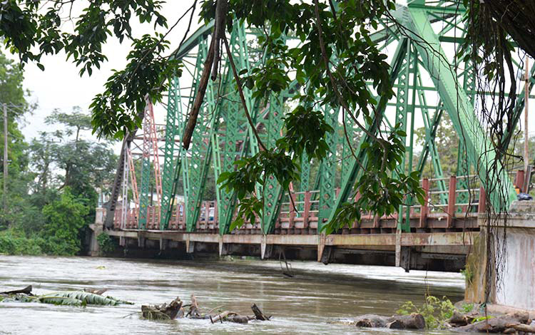 Paso del rí­o Sagua la Grande bajo el puente El Triunfo.