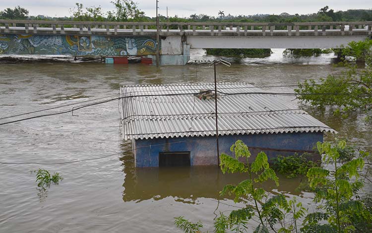 Casa inundada en proximidades del rí­o Sagua la Grande.