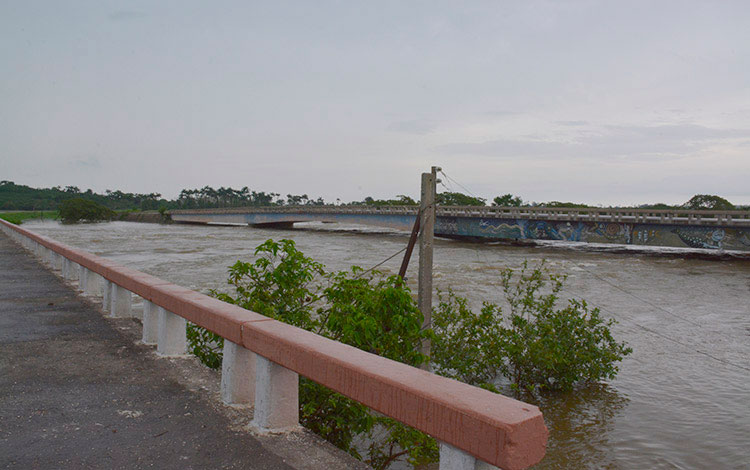 Rí­o Sagua la Grande en zona de puente en la carretera que una a Sagua y Sitiecito.
